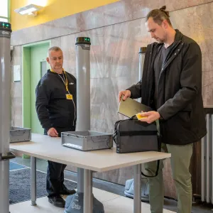 Do Baťova mrakodrapu budeme chodit přes detektory