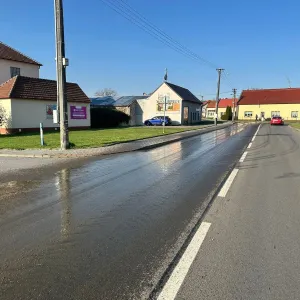 Nivnici zalila močůvka. Zemědělci proplácí umytí silnice i aut