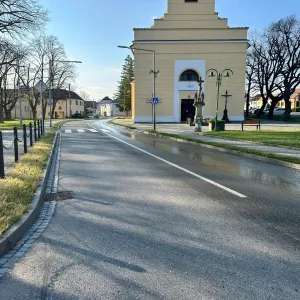 Nivnici zalila močůvka. Zemědělci proplácí umytí silnice i aut