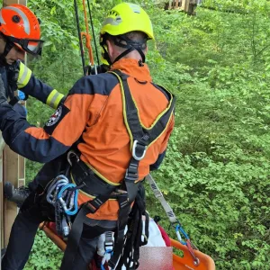 Žena si v lanovém centru na Lešné zlomila nohu, snést ji museli hasiči