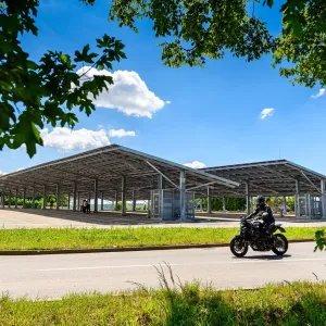 U zlínské zoo nově zaparkujeme ve stínu, fotovoltaika je hotová
