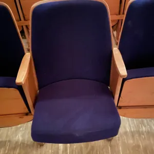 Kousek vzpomínek. Sedačky z Kina Květen můžeme mít doma zadarmo
