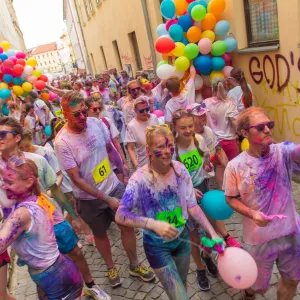 Vybarvený běh láká kromě sportování také na koncerty a taneční i parkourové exhibice