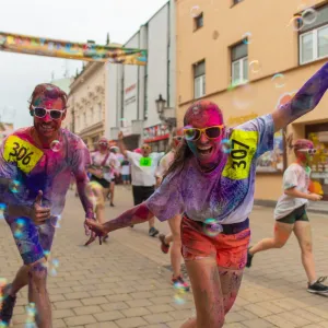 Vybarvený běh láká kromě sportování také na koncerty a taneční i parkourové exhibice