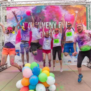 Vybarvený běh láká kromě sportování také na koncerty a taneční i parkourové exhibice