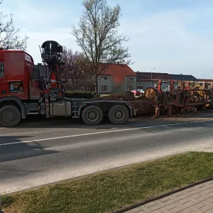 Návěs dřeva se převrátil na chodník