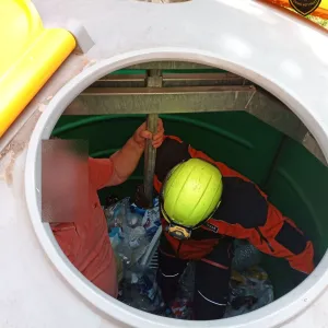 Kroměřížan při vynášení plastů spadl do kontejneru
