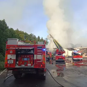 Požár pily ve Velkých Karlovicích: dva zranění a škoda ve stovkách milionů