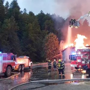 Požár pily ve Velkých Karlovicích: dva zranění a škoda ve stovkách milionů