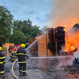 Požár pily ve Velkých Karlovicích: dva zranění a škoda ve stovkách milionů