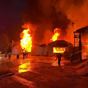 Požár pily ve Velkých Karlovicích: dva zranění a škoda ve stovkách milionů