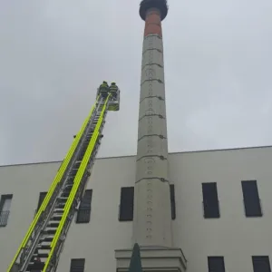 V Holešově zachránili malého čápa, který nemohl vyletět z hnízda