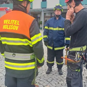 V Holešově zachránili malého čápa, který nemohl vyletět z hnízda