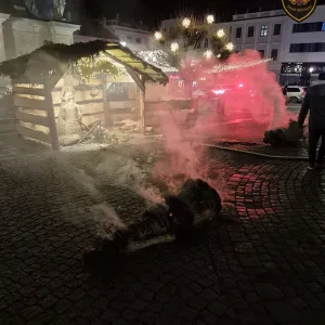 Nějaký Grinch? Na náměstí v Kroměříži hořely postavy betléma