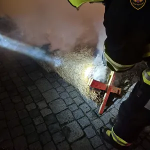 Nějaký Grinch? Na náměstí v Kroměříži hořely postavy betléma