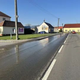 Nivnici zalila močůvka. Zemědělci proplácí umytí silnice i aut