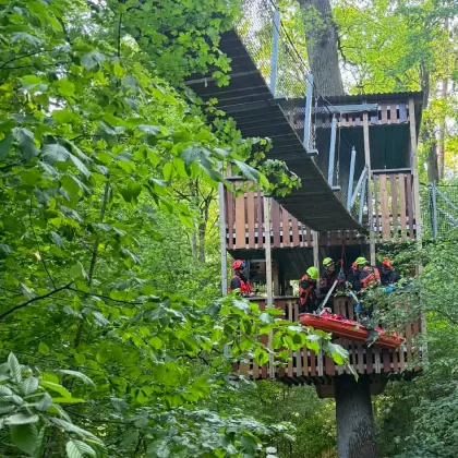 Žena si v lanovém centru na Lešné zlomila nohu, snést ji museli hasiči