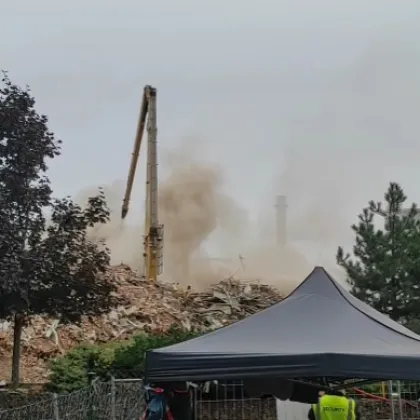 Budova 34 je pryč. Zbytek se dnes při demolici zřítil