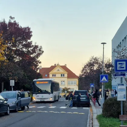 Kroměříž zjednosměrní ulice kolem školy U Sýpek. Řidiči si tudy zkracují cestu