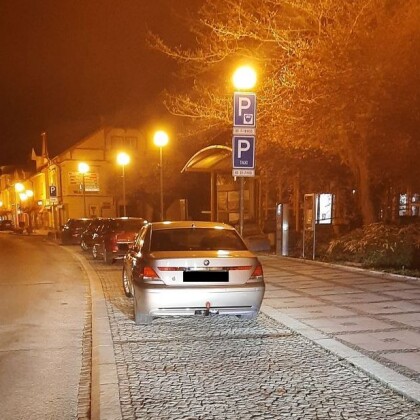 Nelíbilo se mu zaparkované auto, nahlásil bombu