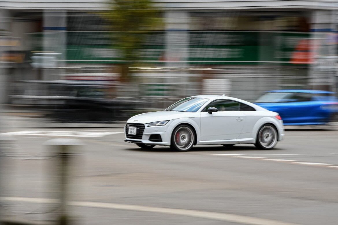 Audi se po D55 u Tlumačova řítila rychlostí 226 km/h