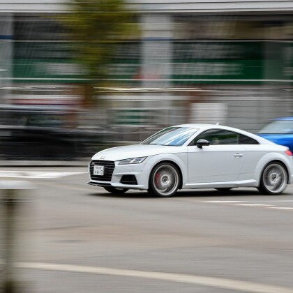 Audi se po D55 u Tlumačova řítila rychlostí 226 km/h