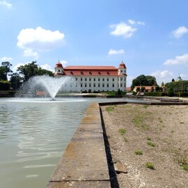 U zámku Holešov po desítkách let tryská fontána