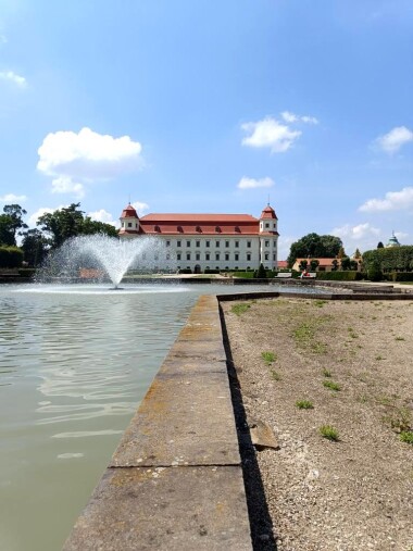 U zámku Holešov po desítkách let tryská fontána