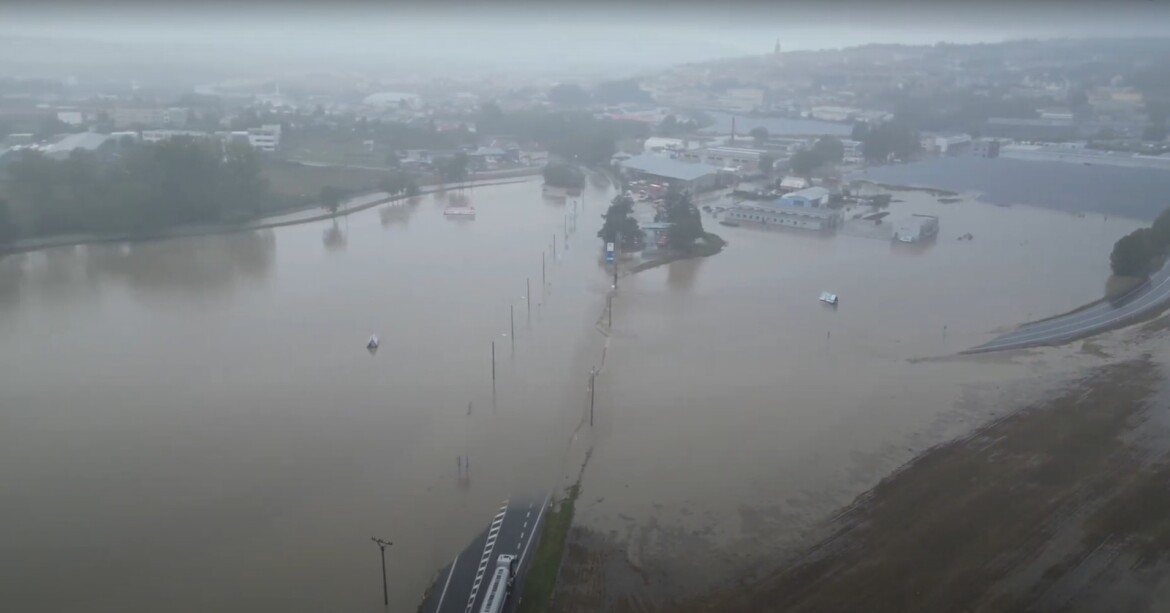 Olšava v Brodě zaplavila i rozvodnu, tisíce lidí byly bez proudu