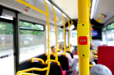 Všechny zastávky autobusů v kraji budou na znamení