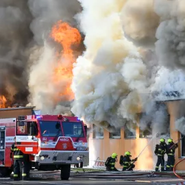Příčina neznámá. Kriminalisté odložili rozsáhlý požár v Otrokovicích