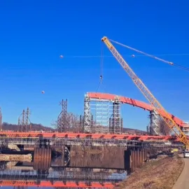 Golden Gate u Napajedel už má osazenou polovinu oblouku