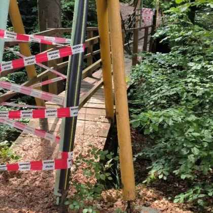 Vandal poničil visutou lávku na zlínské Stezce zdraví