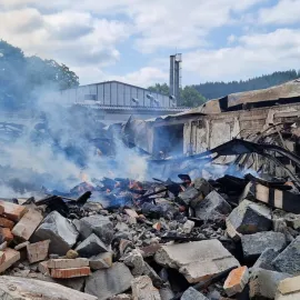 Požár pily ve Velkých Karlovicích ještě není uhašený