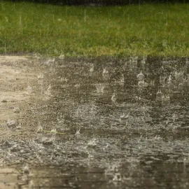 Valašsko zalije intenzivní déšť, napršet může až 200 litrů na metr