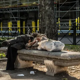 Otrokovice zakázaly pyrotechniku i přespávání na lavičkách