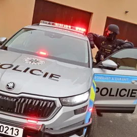 Únos a pokus o vraždu. Policie obvinila muže, co na chatě věznil chlapce