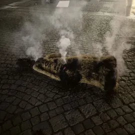 Nějaký Grinch? Na náměstí v Kroměříži hořely postavy betléma